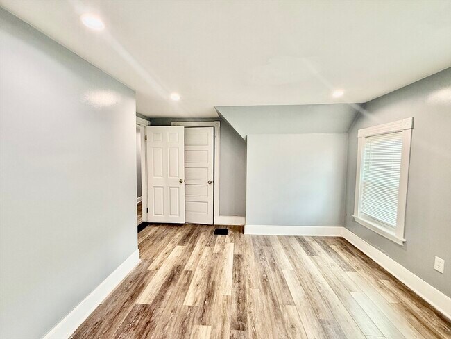 Building Photo - 10 Clark St