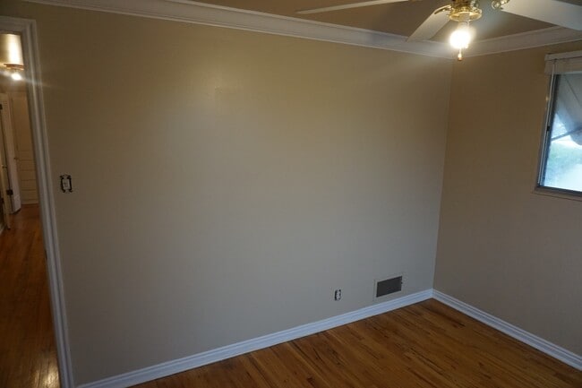 Building Photo - Bountiful 3 Bedroom 2 Bath Home