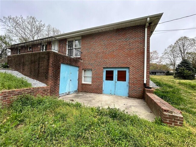 Building Photo - 2175 North Rd SW