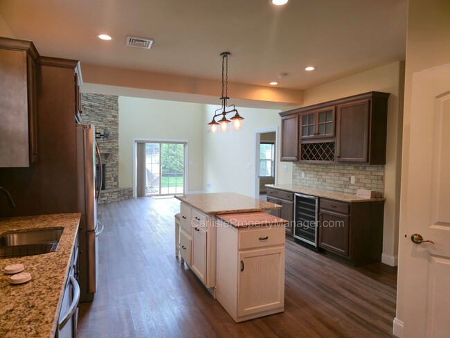 Building Photo - Duplex includes 2 car garage, laundry, pat...