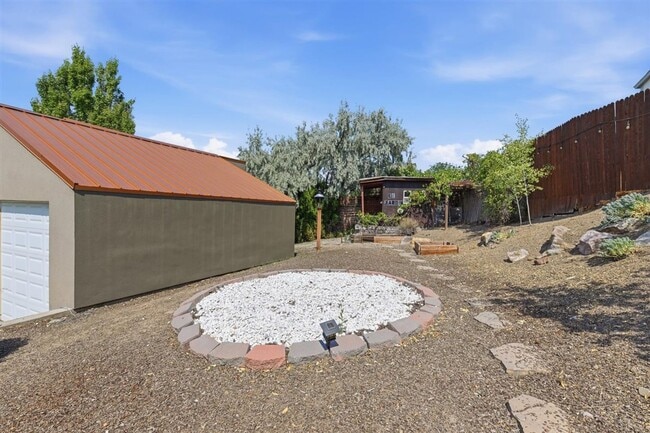Building Photo - Remodeled Mid-Century 3-Bedroom, 2.5-Bath Home in a Highly Desirable Boise Neighborhood