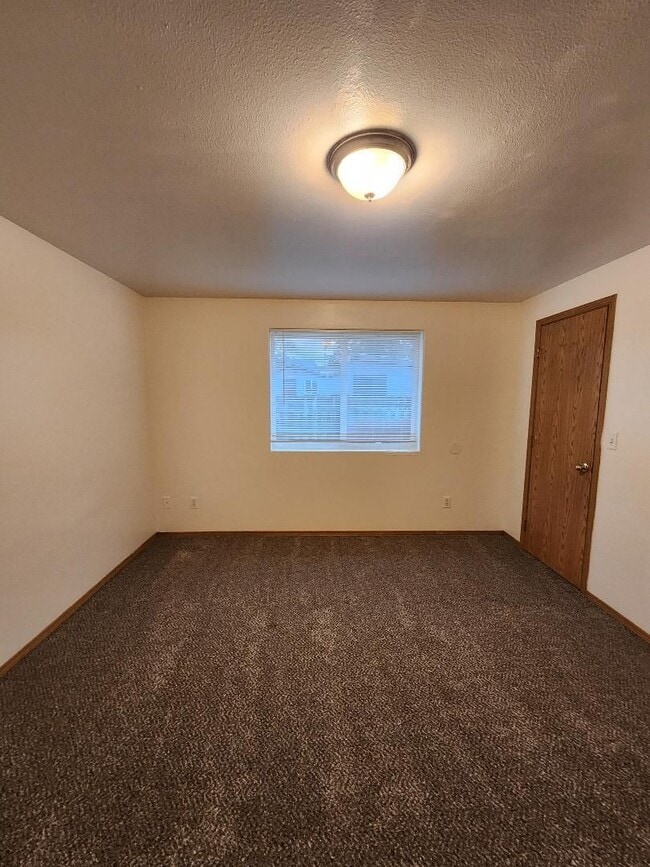 Building Photo - 3 Bdrm/2 Bath Single Level