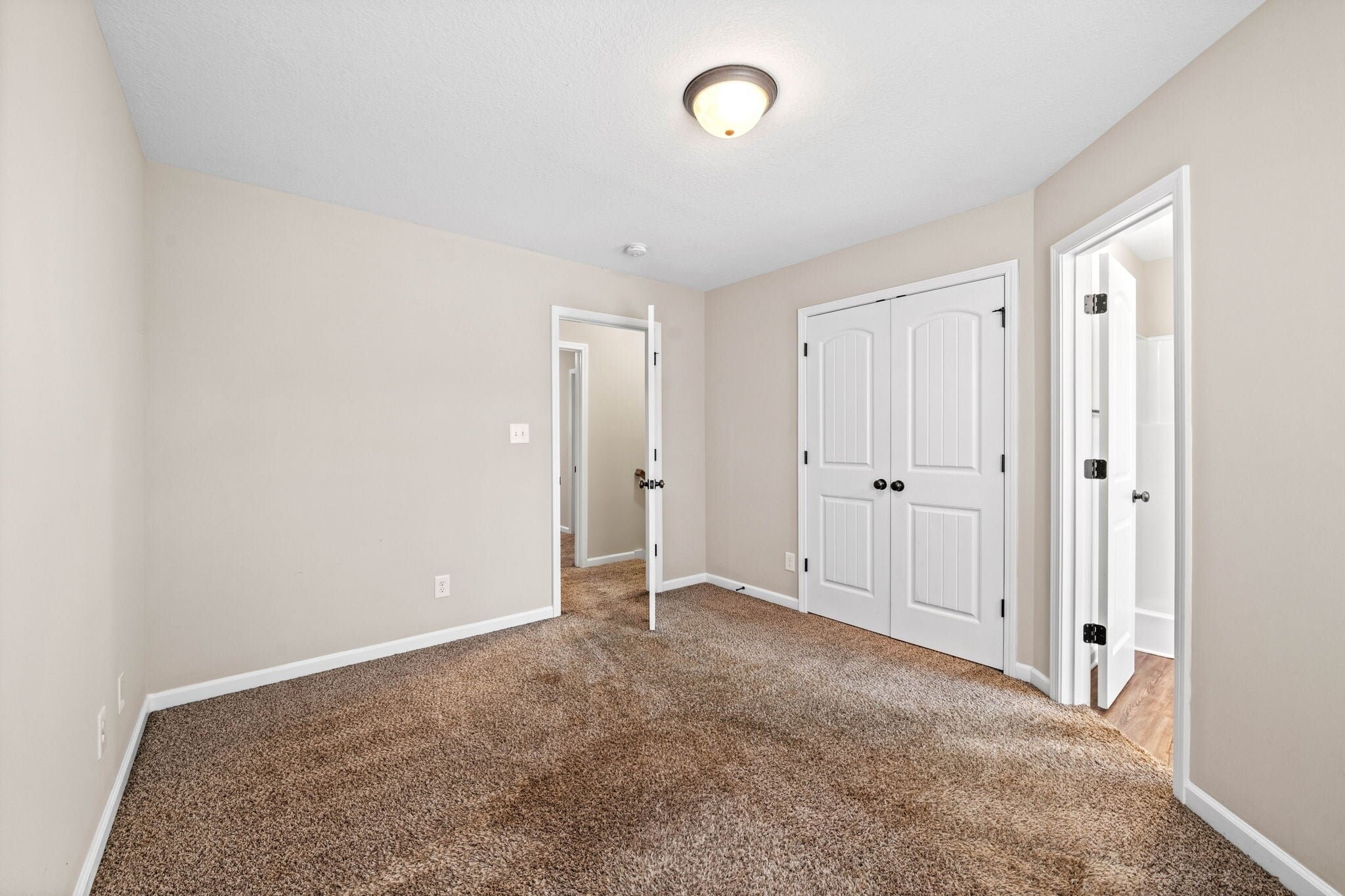 Building Photo - 1560 E Knollwood Cir