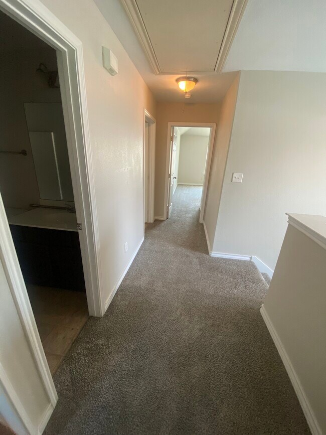 Building Photo - 267 Castleridge Dr