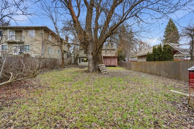 Building Photo - 508 E 19th Ave