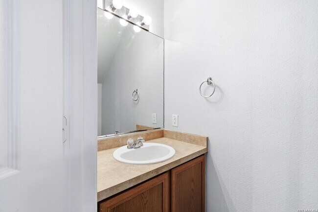 Building Photo - 10302 Lateleaf Oak