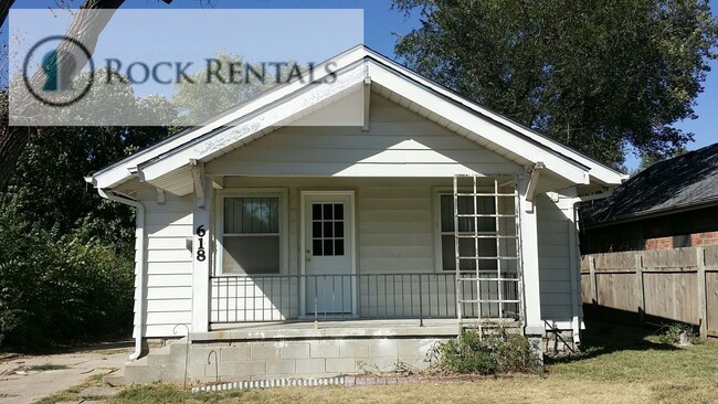 Building Photo - Two Bed With Large Fenced Yard