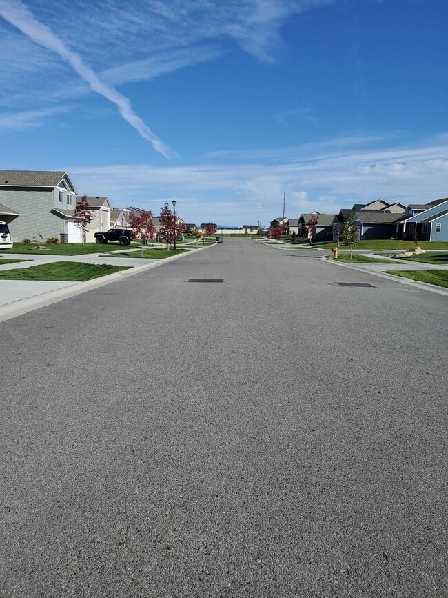 Building Photo - Lovely newer 3 bedroom 2 bath home for ren...
