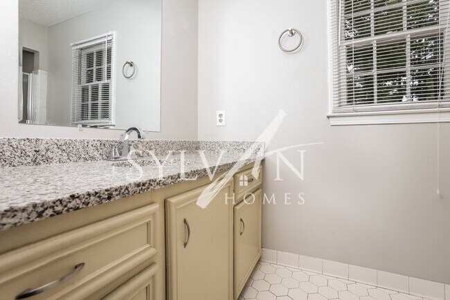 Building Photo - Enjoy the coziness of this darling home