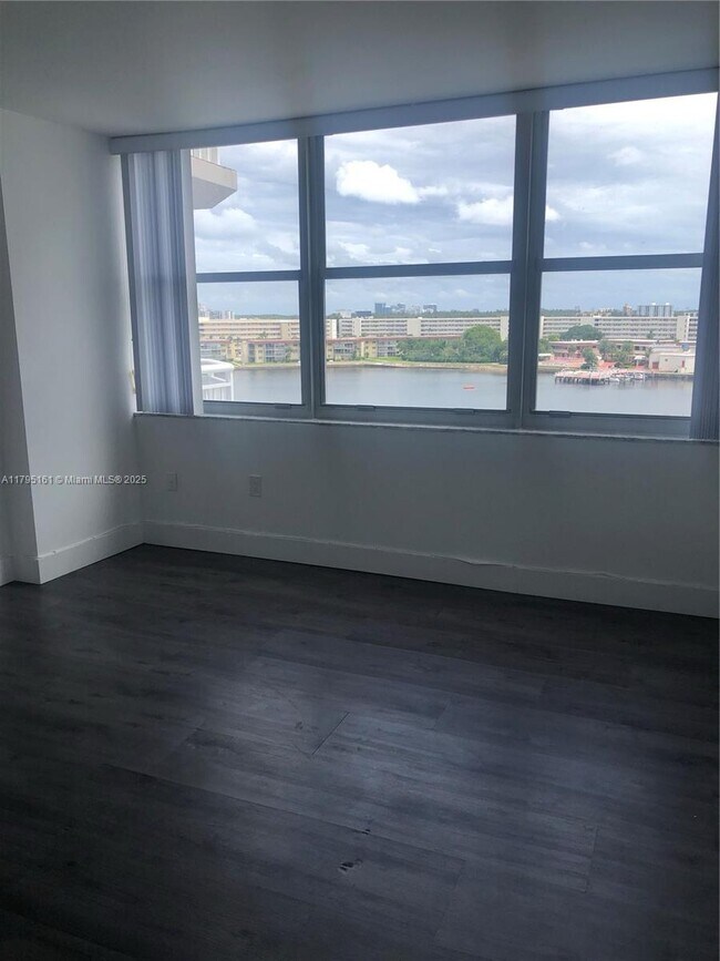 Building Photo - 18081 Biscayne Blvd