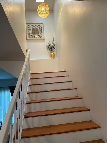 Stairway Bedrooms - 5271 Newcastle Ave