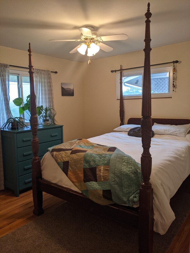 Front bedroom with furniture - 3039 Dow Dr