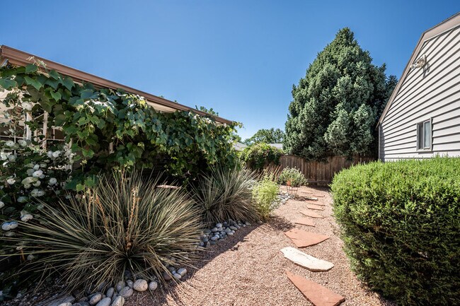 Building Photo - 2140 Robin Dr