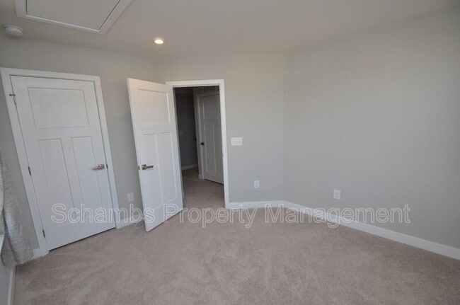 Building Photo - 200 Misty Pike Dr