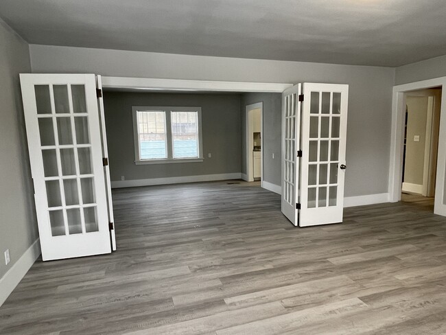 Living room/dining room - 619 Idaho St