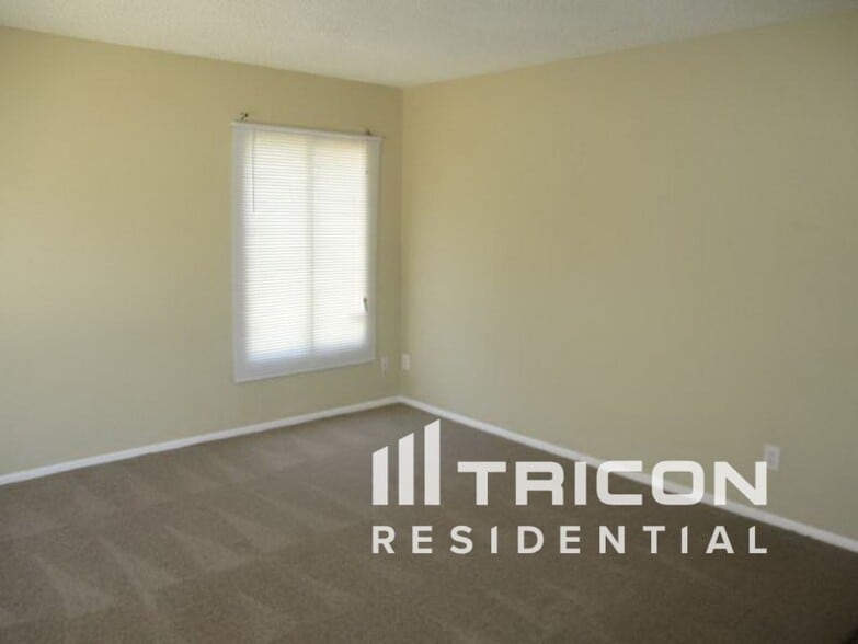 Building Photo - 3827 W Gelding Dr