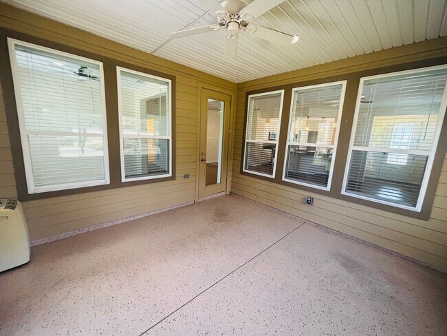 Building Photo - Beautiful movie in ready, large 2/2 in Ocala Preserve - All ages