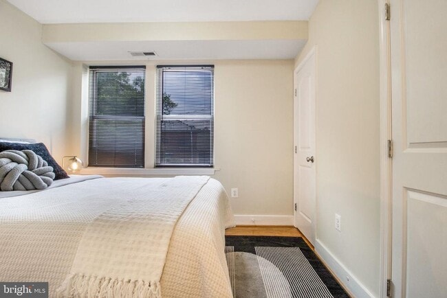 Building Photo - 417 18th St NE