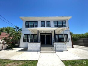 Building Photo - One Bed, One Bath Apartment Located Downtown