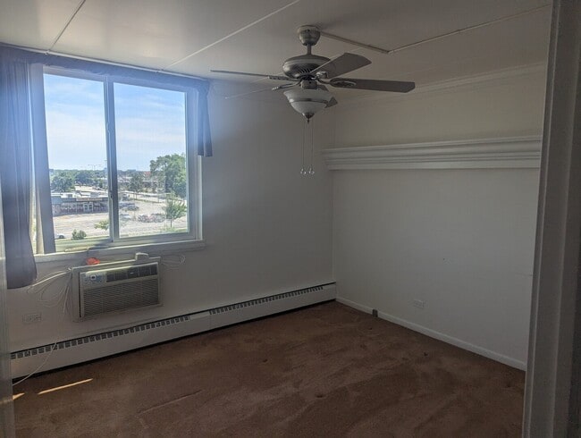 Building Photo - 225 S Rohlwing Rd