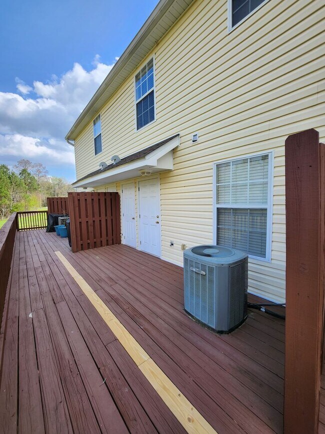 Building Photo - Large 3 bedroom town home with pool and gym for rent June 8, 2026 for $1650 per month