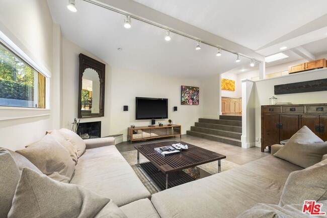 Building Photo - 2601 Nichols Canyon Rd