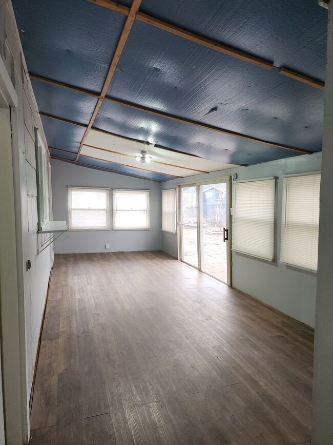 Building Photo - ~Applications Pending~ 2 bedroom, 1 bath Home for Rent