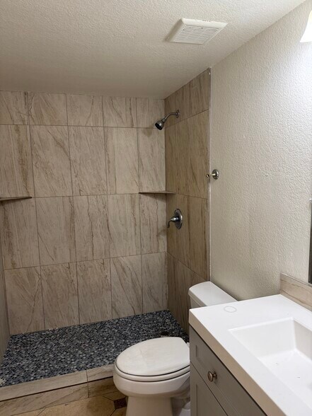 Building Photo - 735 N Arrowhead Dr