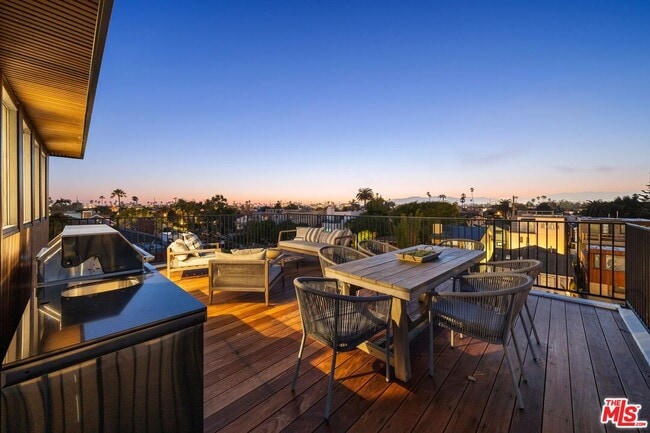 Building Photo - 442 Sherman Canal