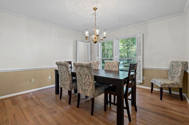 Building Photo - Five Bedroom in Country Club Woods