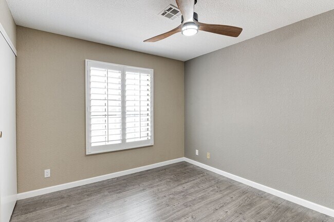 Building Photo - Remodeled 3-Bedroom Condo with Fireplace 8...