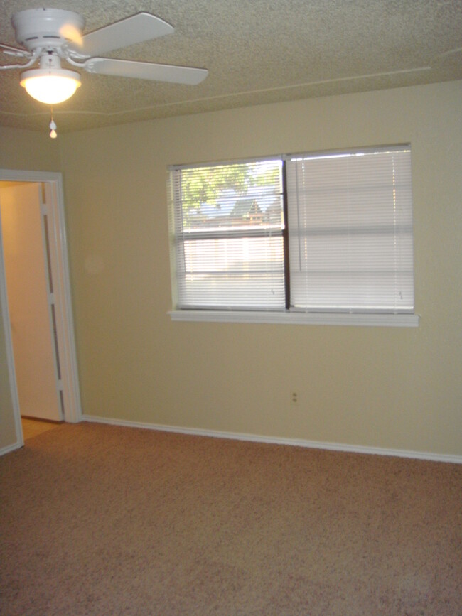 Building Photo - Pre-Leasing this Updated 3/2/2 Great Locat...