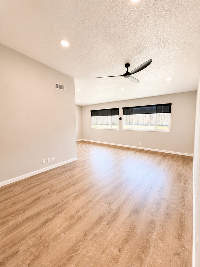 Building Photo - 708 Meadow Way