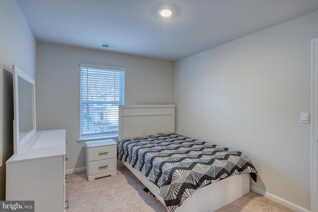 Building Photo - 124 Currant Cir