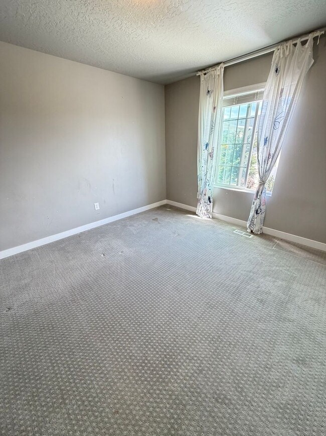 Building Photo - Beautiful 5-Bedroom Home in Lehi - Plenty of Storage!
