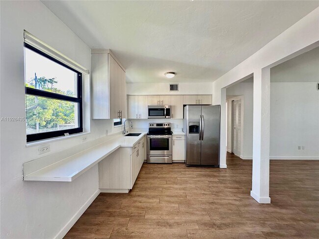 Building Photo - 4204 SW 14th St