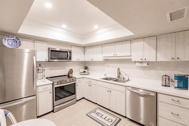 Building Photo - 1055 W Peppertree Dr