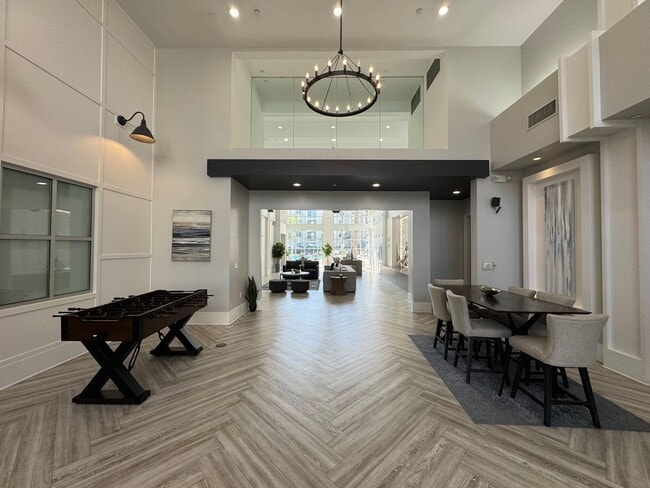 Building Photo - Stunning 1Bd/1Ba Condo in The Heart of Irv...