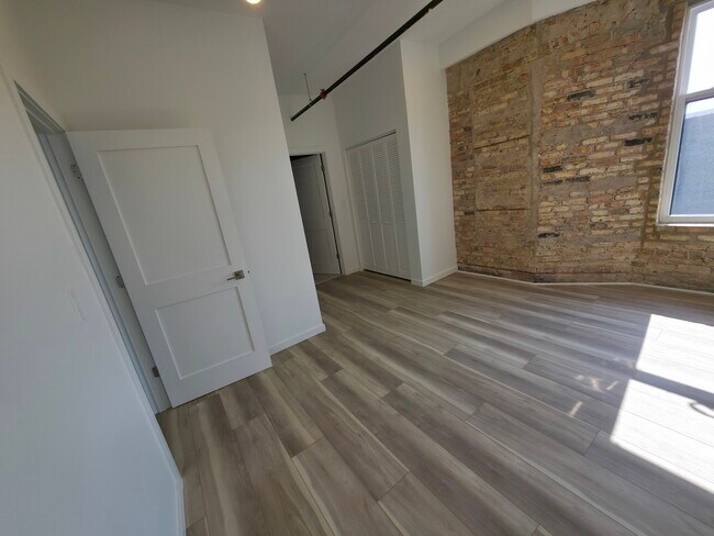 Building Photo - 2202 Lombard Ave