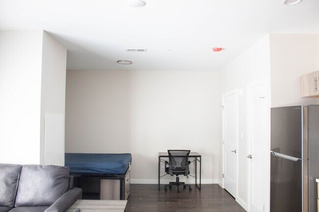 Interior Photo - 503 E Stoughton St