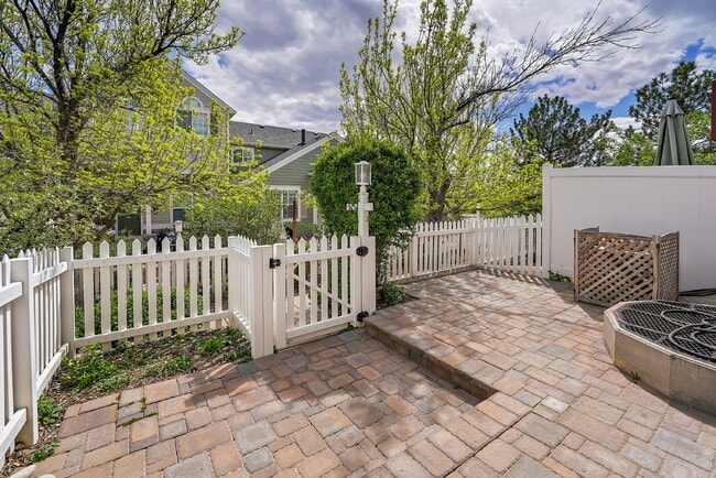 Building Photo - $3,125 - 3Bed/ 3.5 Bath Townhome with Finished Basement and Fireplace in Broomfield!