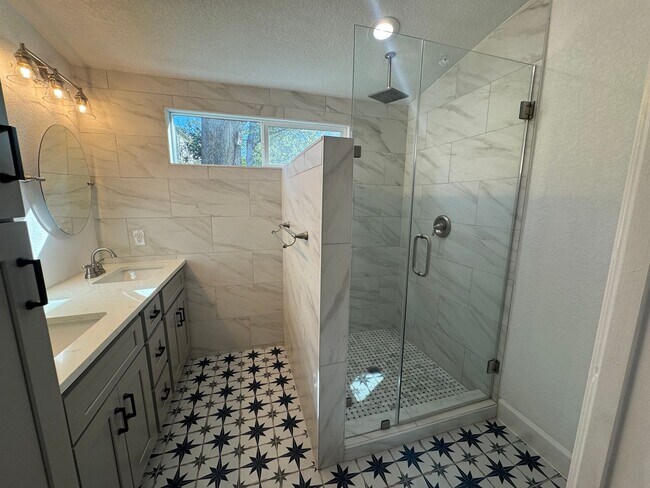 Building Photo - Beautiful 2 bd 2 ba with office! Home minutes from the Historic Pearl! AVAILABLE NOW!