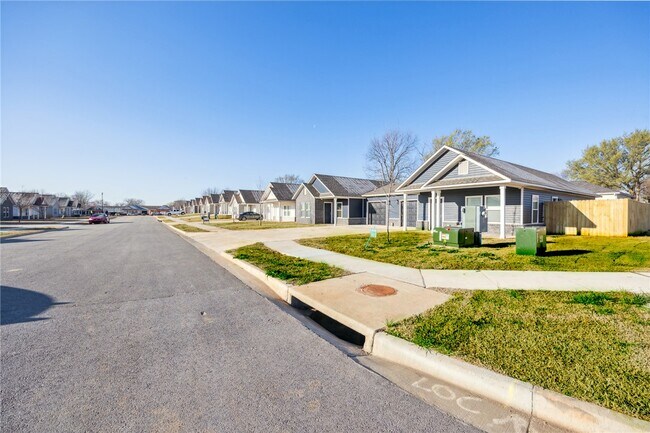 Building Photo - 813 Vly Oaks Ln