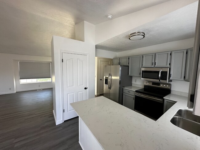 Building Photo - Charming 3-Bedroom Home for Rent in a Tran...