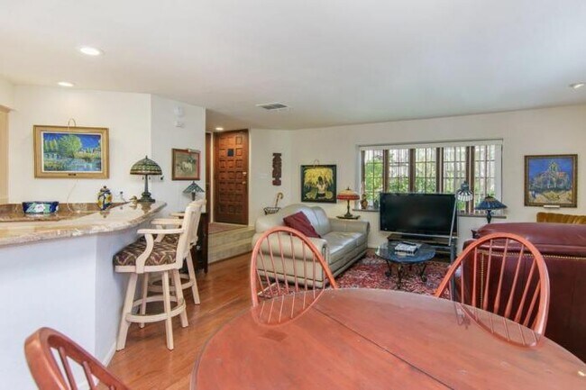 Building Photo - 2 bedroom in La Jolla CA 92037