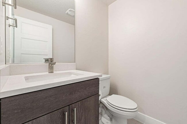 Building Photo - "Spacious 3-Bedroom Townhouse Retreat with...
