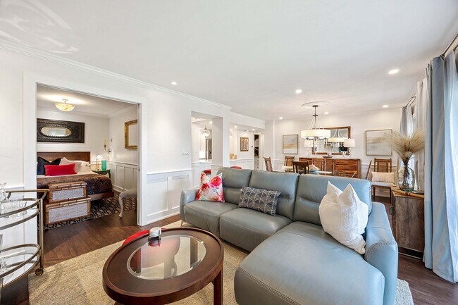 Building Photo - 555 Park Shore Dr