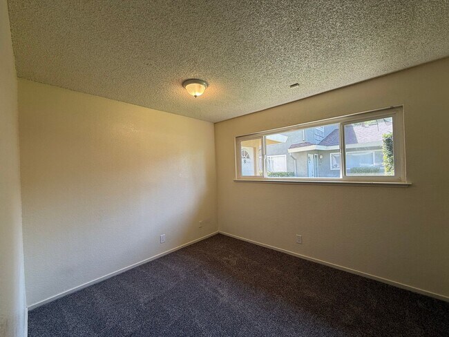 Building Photo - 2112 Chrysler Dr