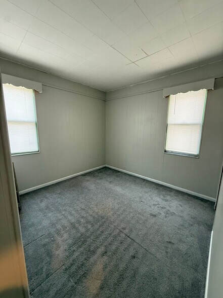 Building Photo - 1365 Capouse Ave