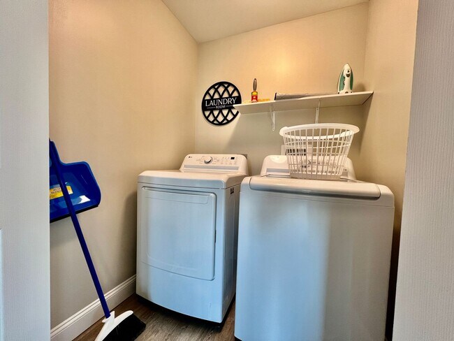 Building Photo - Newly remodeled, furnished home Trenton, Ohio